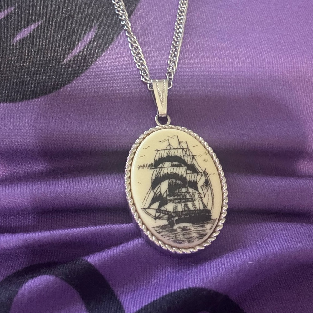 Sarah Coventry vintage ship pendant necklace black on cream and silvertone chain